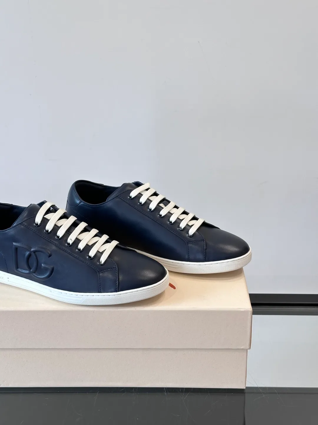 Men's shoes 💰p400 "DG" Dolce & Gabbana fashion casual shoes, high-end boutique men's casual sports shoes! Imported first layer cowhide. The contrasting color design attracts the eye, and the brand logo decoration on the tongue is exquisite and luxurious, super A level! Compared with the genuine product at the counter, the version is no worse at all! size: 38-44 (45 customized)